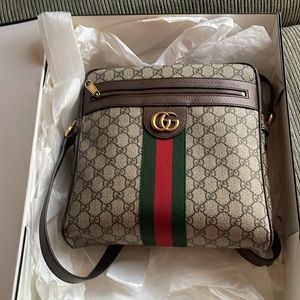Women’s Gucci Crossbody Bag. Excellent Condition, like new.